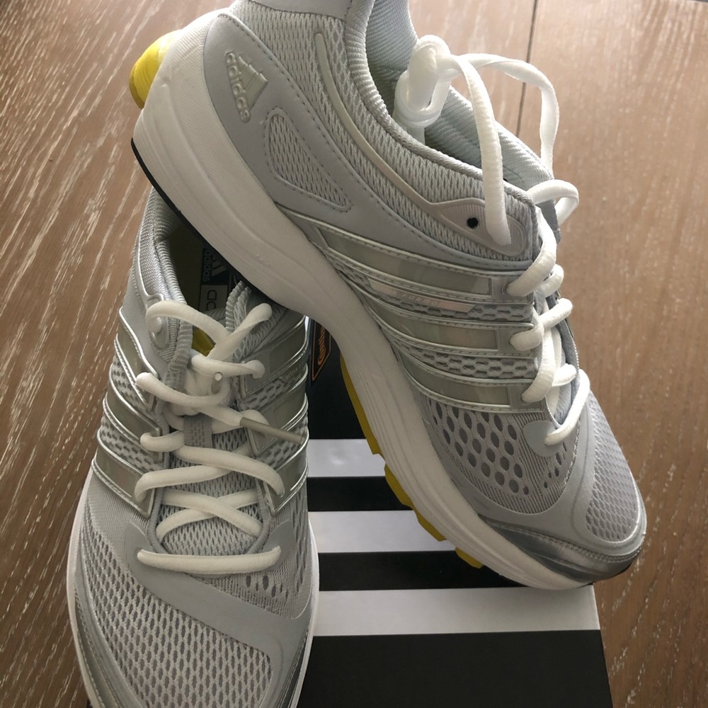 ADIDAS Running Shoe (Ladies 7.5) NWT